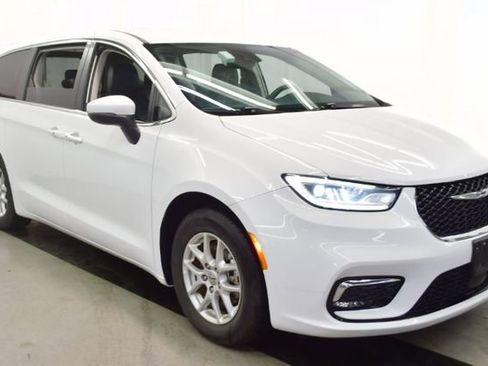 Used 2024 Chrysler Pacifica Limited image 1