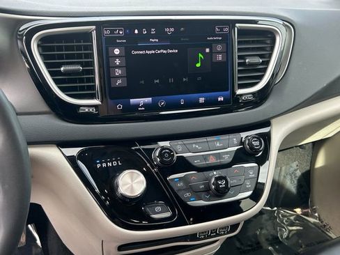 Used 2023 Chrysler Pacifica Touring-L FWD image 13