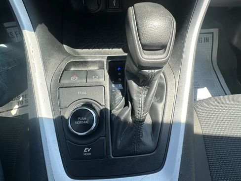 Used 2022 Toyota RAV4 LE AWD/4WD image 17