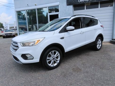 Used 2018 Ford Escape SE w/ SE Sync 3 Package FWD image 1