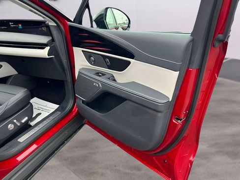 Used 2025 Lincoln Nautilus Reserve image 23