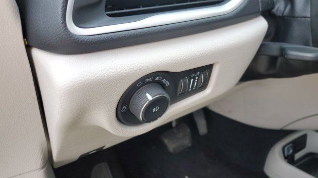Used 2024 Chrysler Pacifica Touring-L FWD image 9