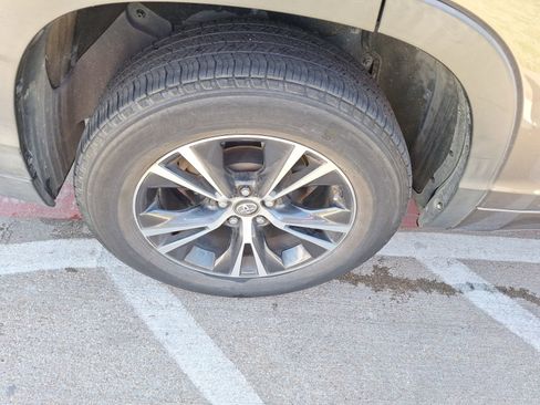 Used 2018 Toyota Highlander Plus image 11