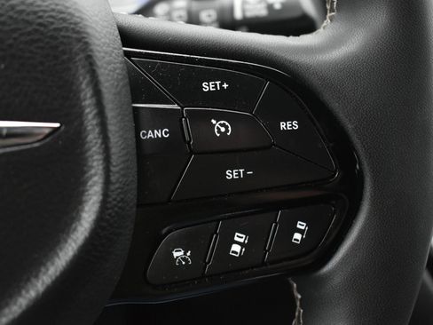Used 2023 Chrysler Pacifica Touring FWD image 23