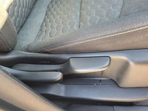 Used 2018 Chevrolet Equinox LT image 17