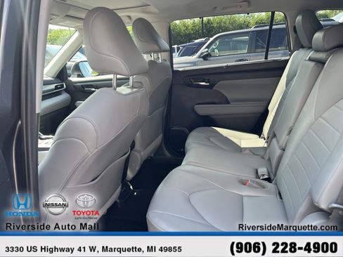 Used 2021 Toyota Highlander XLE AWD/4WD image 26
