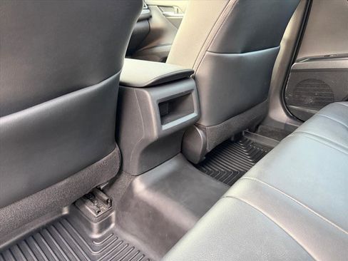 Used 2020 Toyota Camry SE image 25