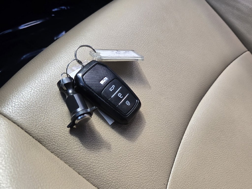 Used 2022 Toyota Sienna XLE FWD image 22