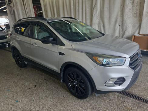 Used 2019 Ford Escape SE FWD image 2