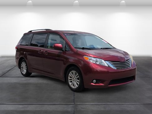 Used 2011 Toyota Sienna XLE w/ Entertainment Pkg FWD image 2