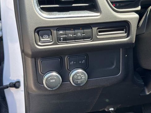 Used 2024 GMC Yukon SLT RWD image 29
