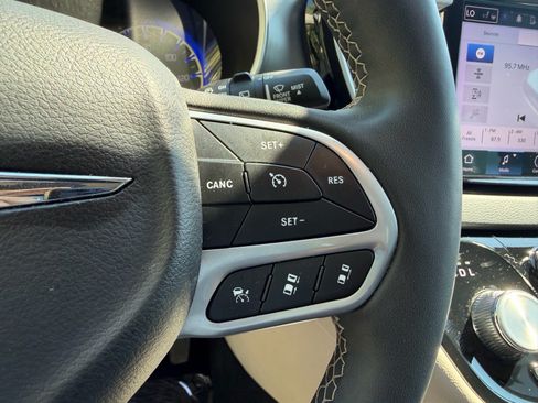 Used 2024 Chrysler Pacifica Touring-L FWD image 31