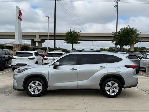 Used 2023 Toyota Highlander L FWD image 7