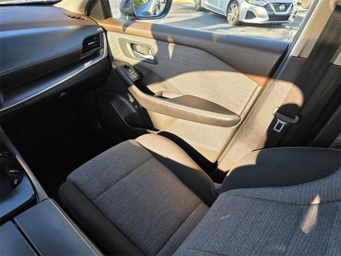 Used 2023 Nissan Rogue SV image 28