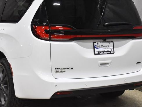 New 2026 Chrysler Pacifica Select image 9