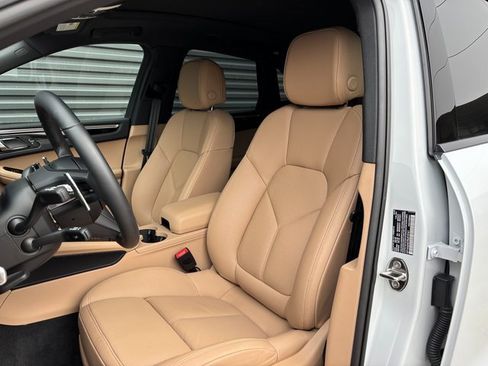 Certified 2025 Porsche Macan image 5