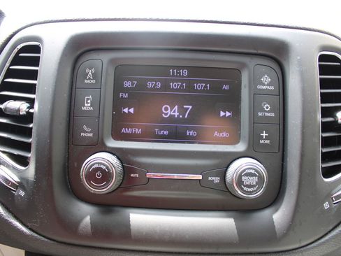 Used 2018 Jeep Compass Latitude w/ Cold Weather Group AWD/4WD image 17