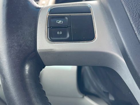 Used 2012 Volkswagen Routan S FWD image 17