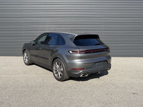 Used 2025 Porsche Cayenne image 3