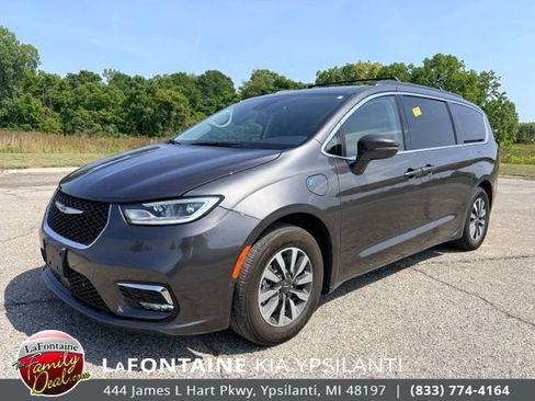 Used 2022 Chrysler Pacifica Touring-L w/ Uconnect Theater Family Group FWD image 1
