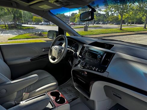Used 2011 Toyota Sienna XLE FWD image 32