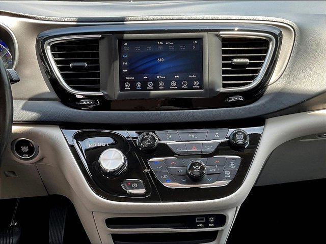 Used 2020 Chrysler Pacifica Touring-L FWD image 6