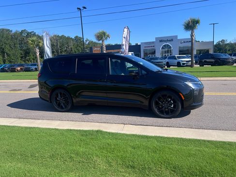 New 2027 Chrysler Pacifica Limited w/ S Appearance Package FWD image 3