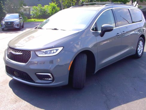 Used 2023 Chrysler Pacifica Touring-L FWD image 7