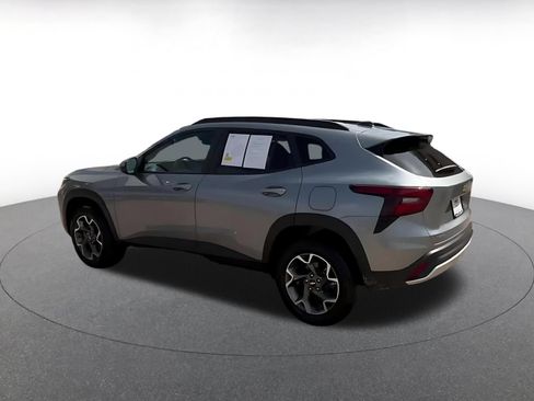 Used 2025 Chevrolet Trax LT FWD image 9