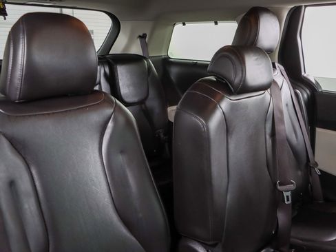 Used 2024 Kia Carnival EX FWD image 28