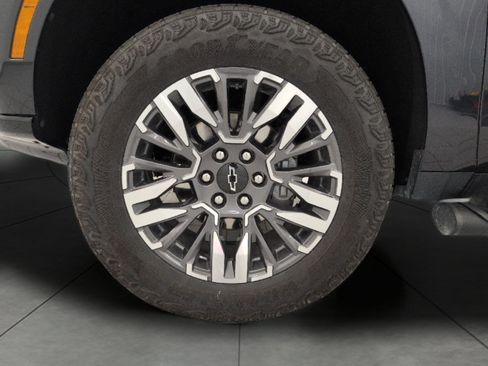 Used 2025 Chevrolet Suburban Z71 AWD/4WD image 4