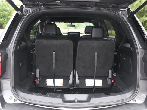 Used 2017 Ford Explorer XLT w/ Equipment Group 202A FWD image 17