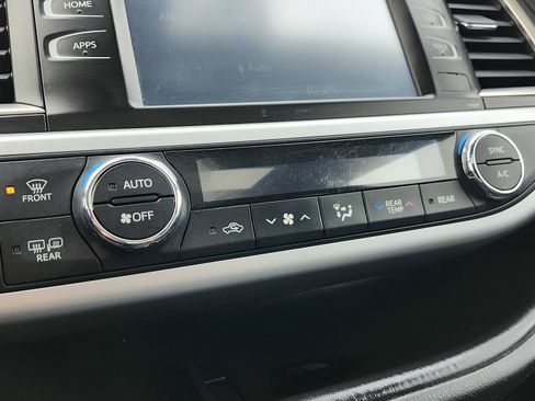 Used 2019 Toyota Highlander SE image 32