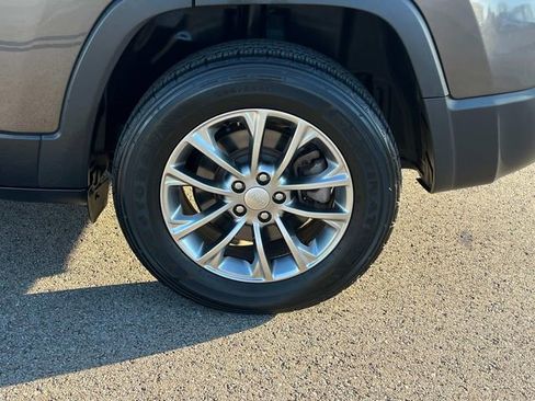 Used 2020 Jeep Cherokee Latitude Plus image 13