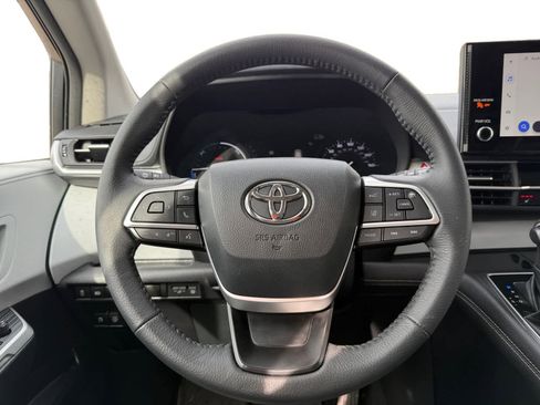 Used 2025 Toyota Sienna XLE image 12