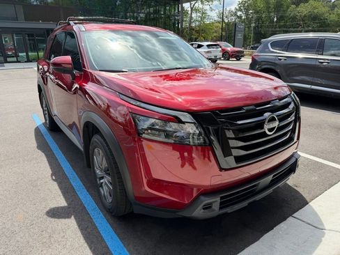 Used 2024 Nissan Pathfinder SV w/ SV Premium Package FWD image 3