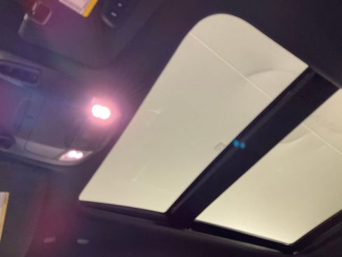 Used 2021 Chrysler Pacifica Limited w/ Uconnect Theater Family Group image 25