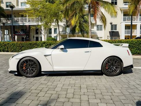 Used 2021 Nissan GT-R Premium image 15