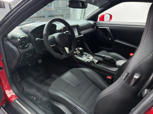 Used 2018 Nissan GT-R Premium AWD/4WD image 2