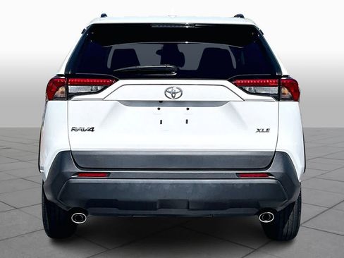 Used 2022 Toyota RAV4 XLE w/ Convenience Package image 5