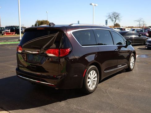 Used 2019 Chrysler Pacifica Touring-L FWD image 5