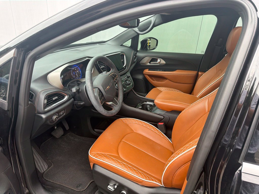 Used 2025 Chrysler Pacifica Pinnacle FWD image 13