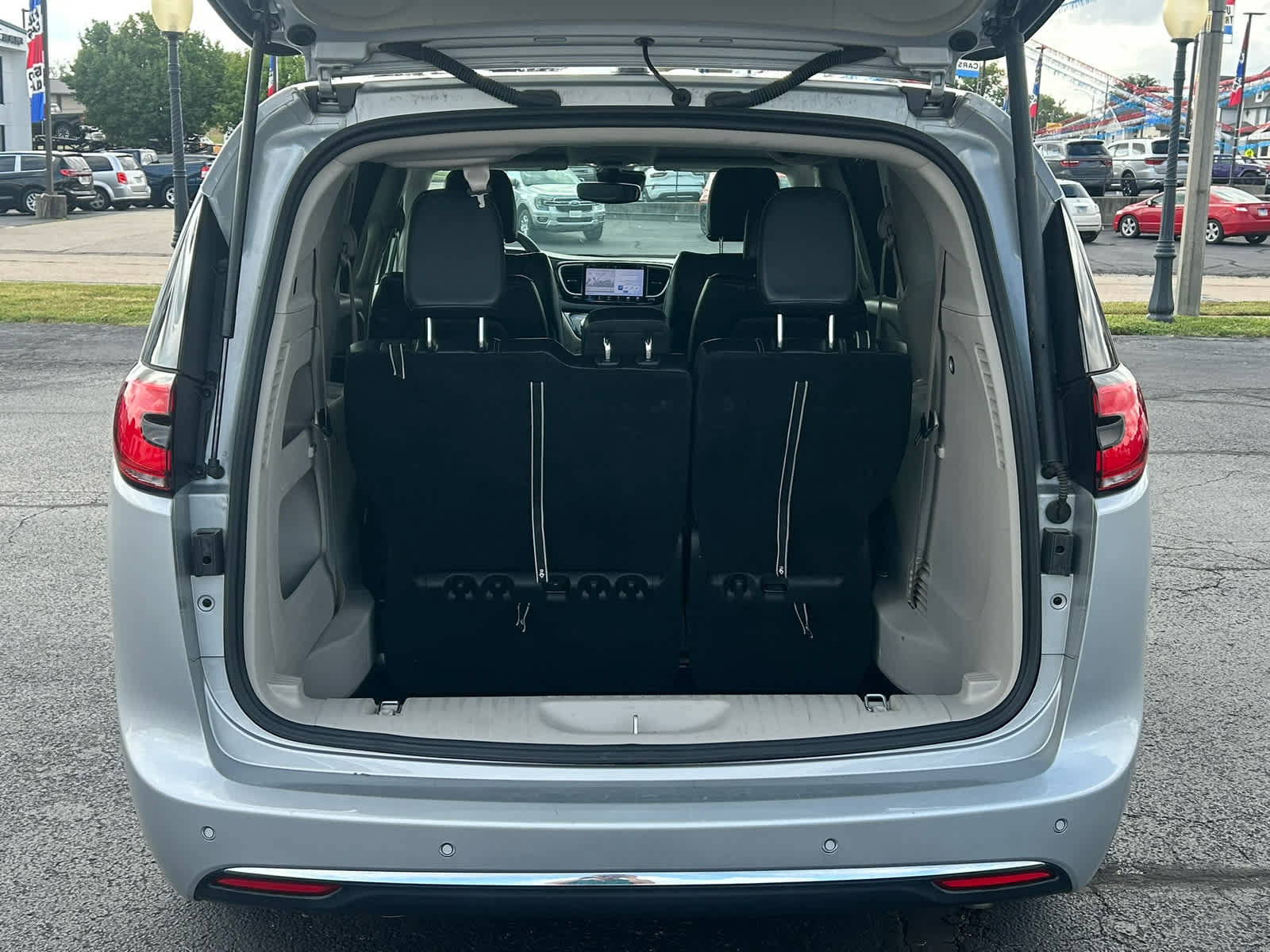 Used 2024 Chrysler Pacifica Touring-L FWD image 6