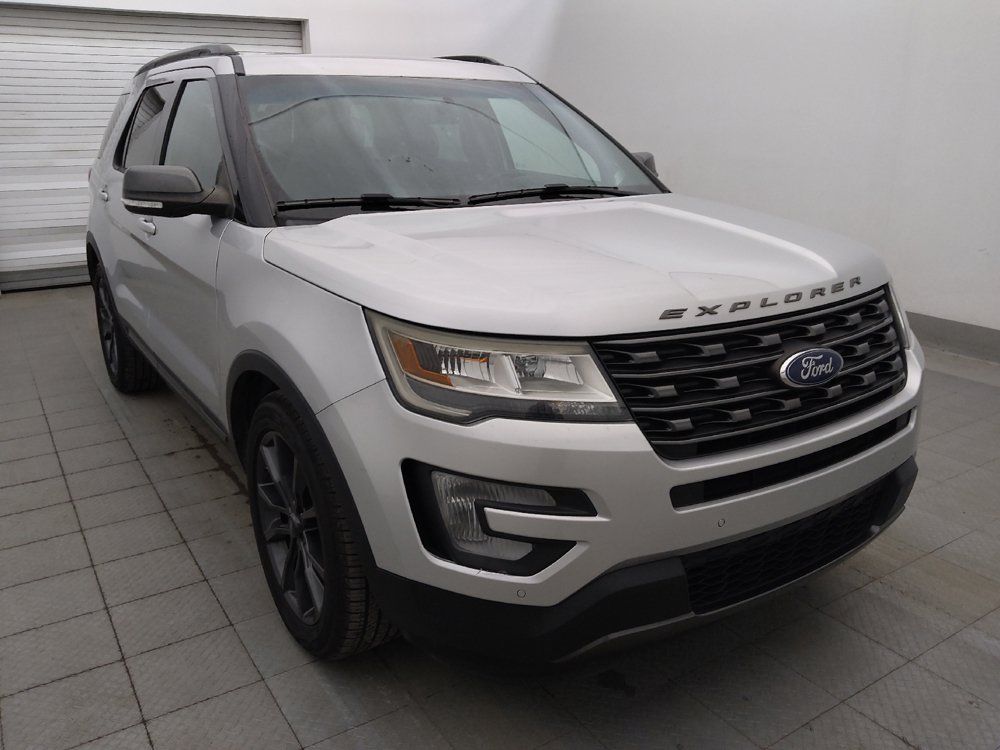Used 2017 Ford Explorer XLT w/ Equipment Group 202A FWD image 13