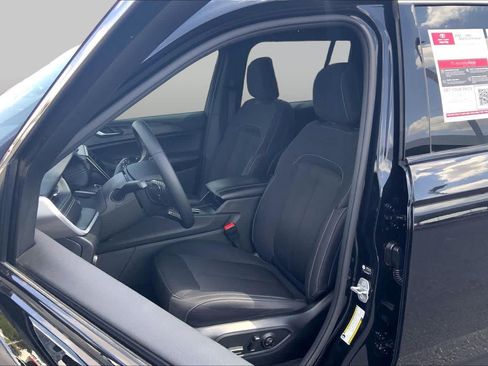 Used 2024 Jeep Grand Cherokee Laredo RWD image 8