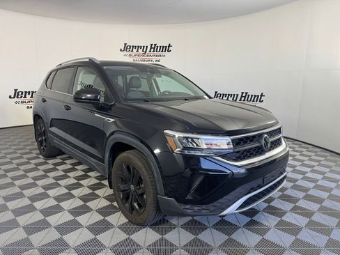 Used 2022 Volkswagen Taos SE w/ Panoramic Sunroof Package AWD/4WD image 6