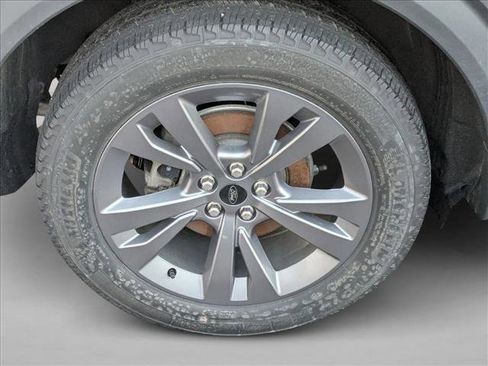 Used 2022 Ford Explorer XLT w/ Equipment Group 202A image 7