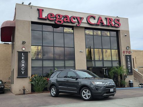 Used 2019 Ford Explorer XLT image 2