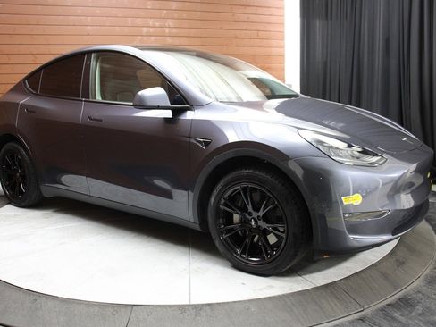 Used 2022 Tesla Model Y Long Range image 18