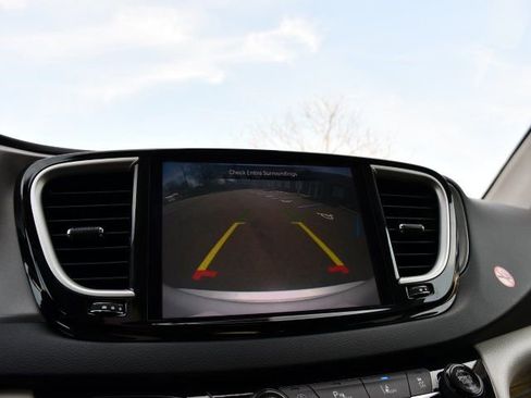 Used 2024 Chrysler Pacifica Touring-L image 13